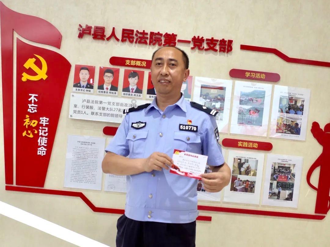 小狗顽皮偷吃蜂蜜,被蛰成“眯眯眼”,狗子在家有多调皮? - 专业问答解答平台